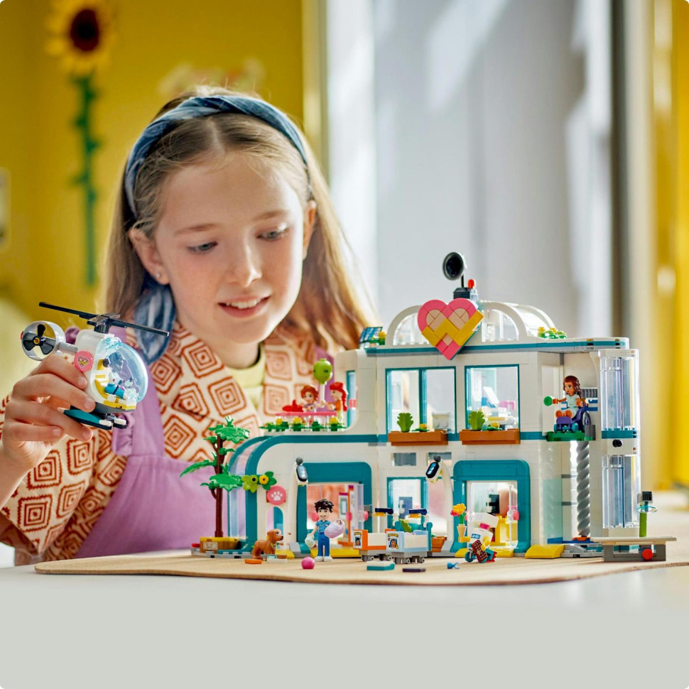 Конструктор Больница в Хартлейк-Сити LEGO Friends 42621, 1045 деталей 