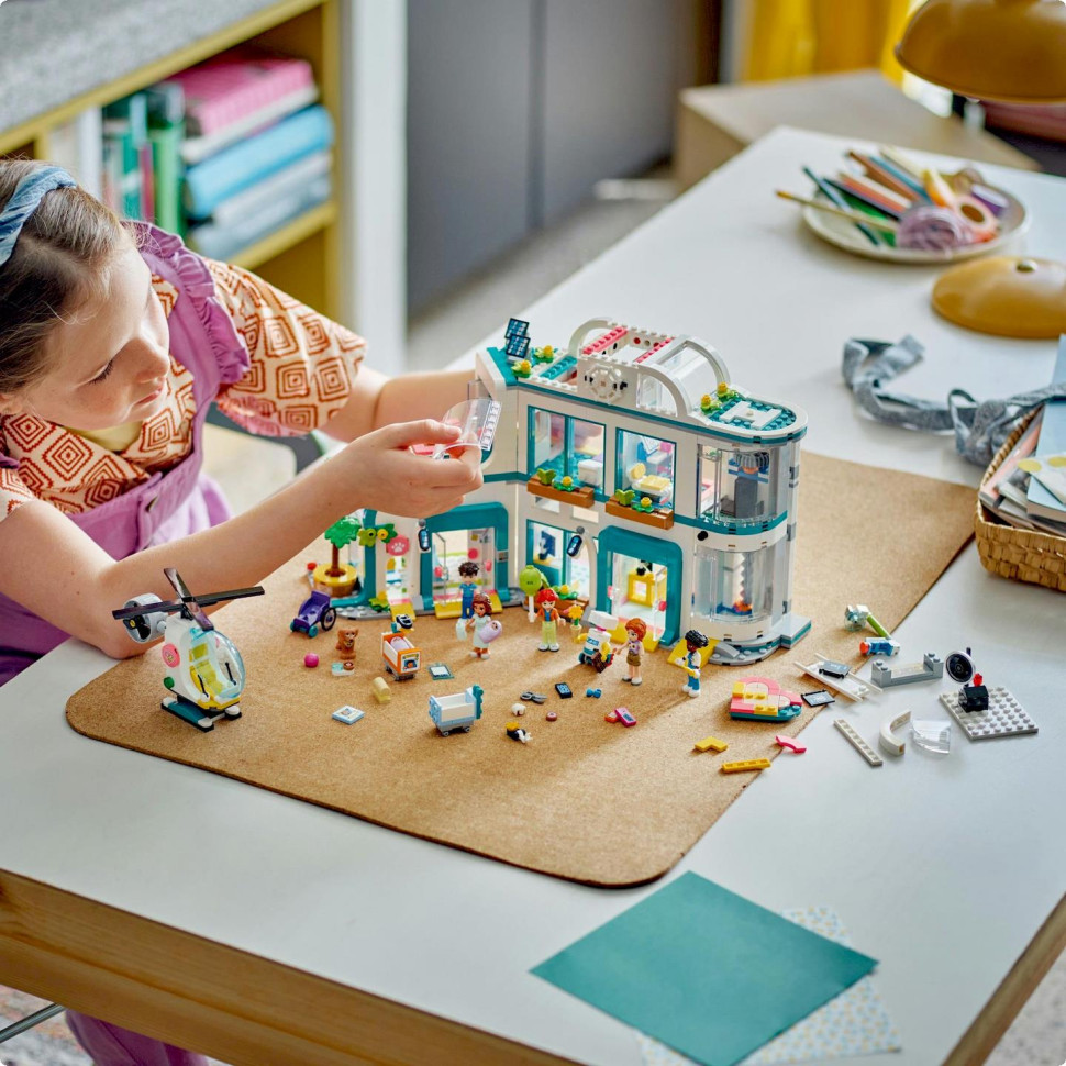 Конструктор Больница в Хартлейк-Сити LEGO Friends 42621, 1045 деталей 