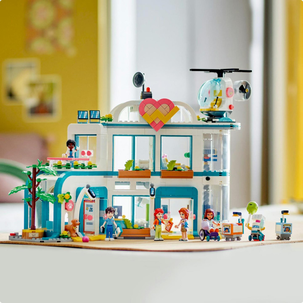 Конструктор Больница в Хартлейк-Сити LEGO Friends 42621, 1045 деталей 
