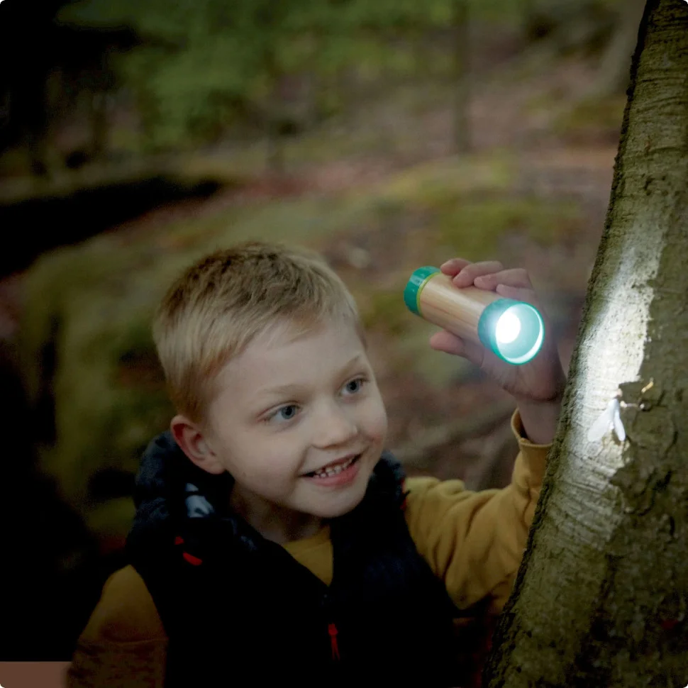Механический фонарик Nature Fun Hape E5579 с чехлом