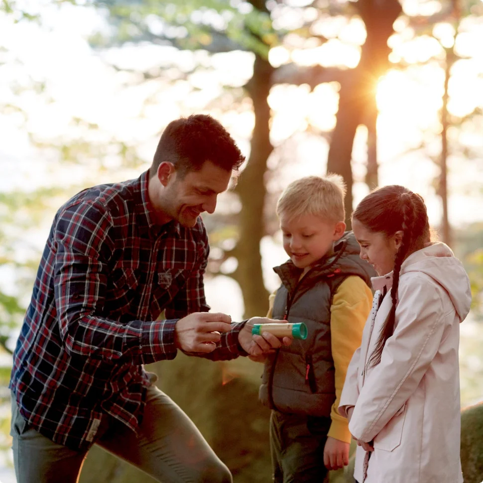 Механический фонарик Nature Fun Hape E5579 с чехлом