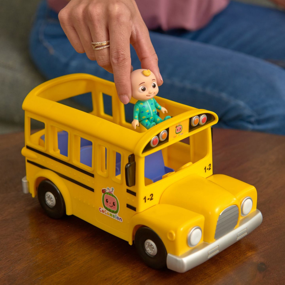 Автобус игрушечный CoComelon Feature Vehicle Желтый Школьный Автобус со звуком CMW0015