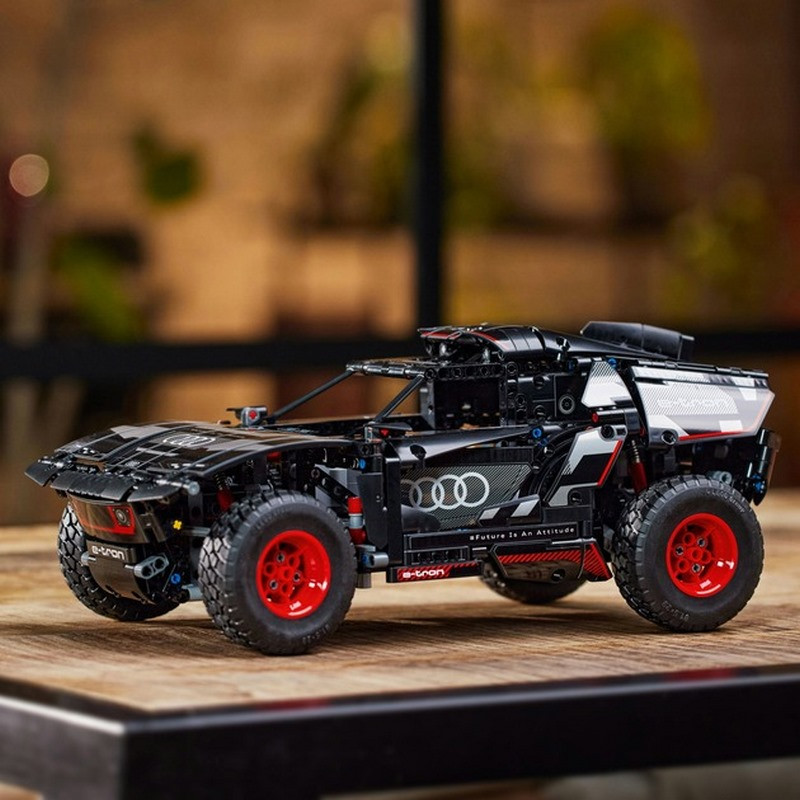 Конструктор Technic Audi RS Q e-tron LEGO 42160 914 деталей 