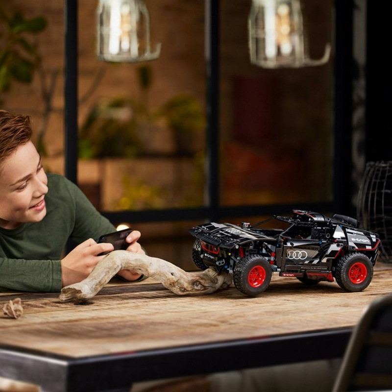 Конструктор Technic Audi RS Q e-tron LEGO 42160 914 деталей 