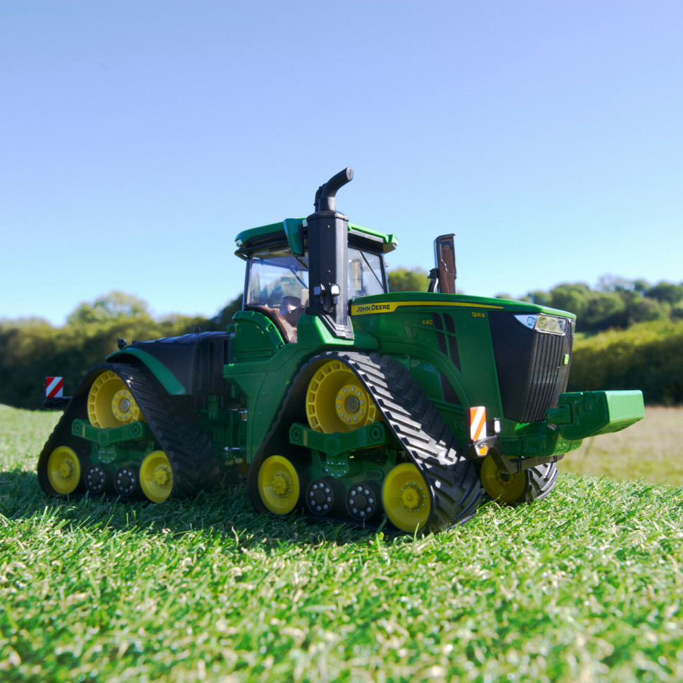 Модель Трактор John Deere 9RX 640 Britains 43300B масштаб 1:32
