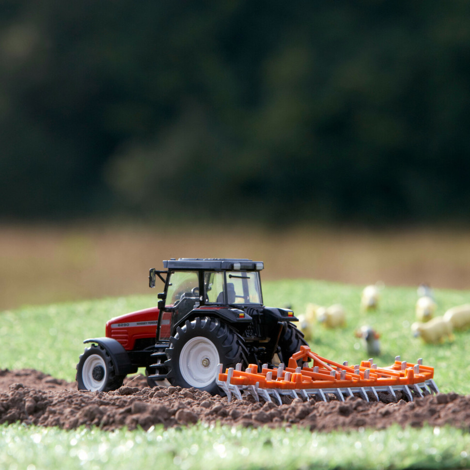 Модель Трактор Massey Ferguson 6290 Britains 43335B 1:32 з культиватором 