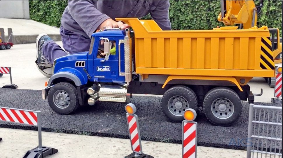 Самоскид іграшковий Mack Granite, М1: 16 02 815