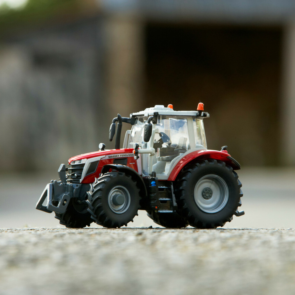 Модель Трактор Massey Ferguson 6S.180 Britains 43316B масштаб 1:32