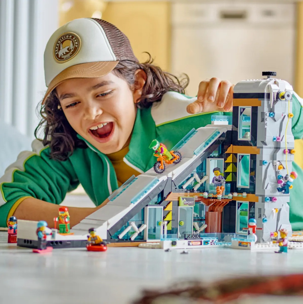 Конструктор LEGO City Горнолыжный и скалолазный центр 60366, 1045 деталей