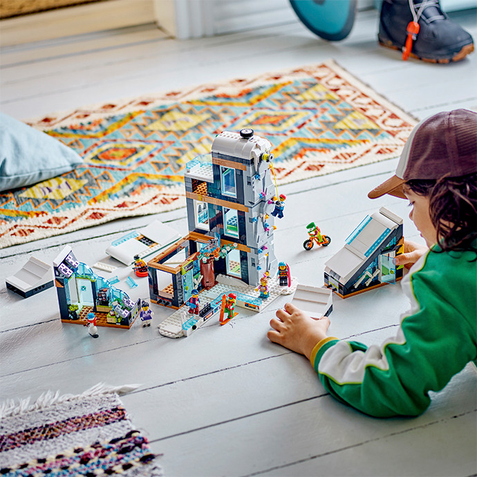 Конструктор LEGO City Горнолыжный и скалолазный центр 60366, 1045 деталей