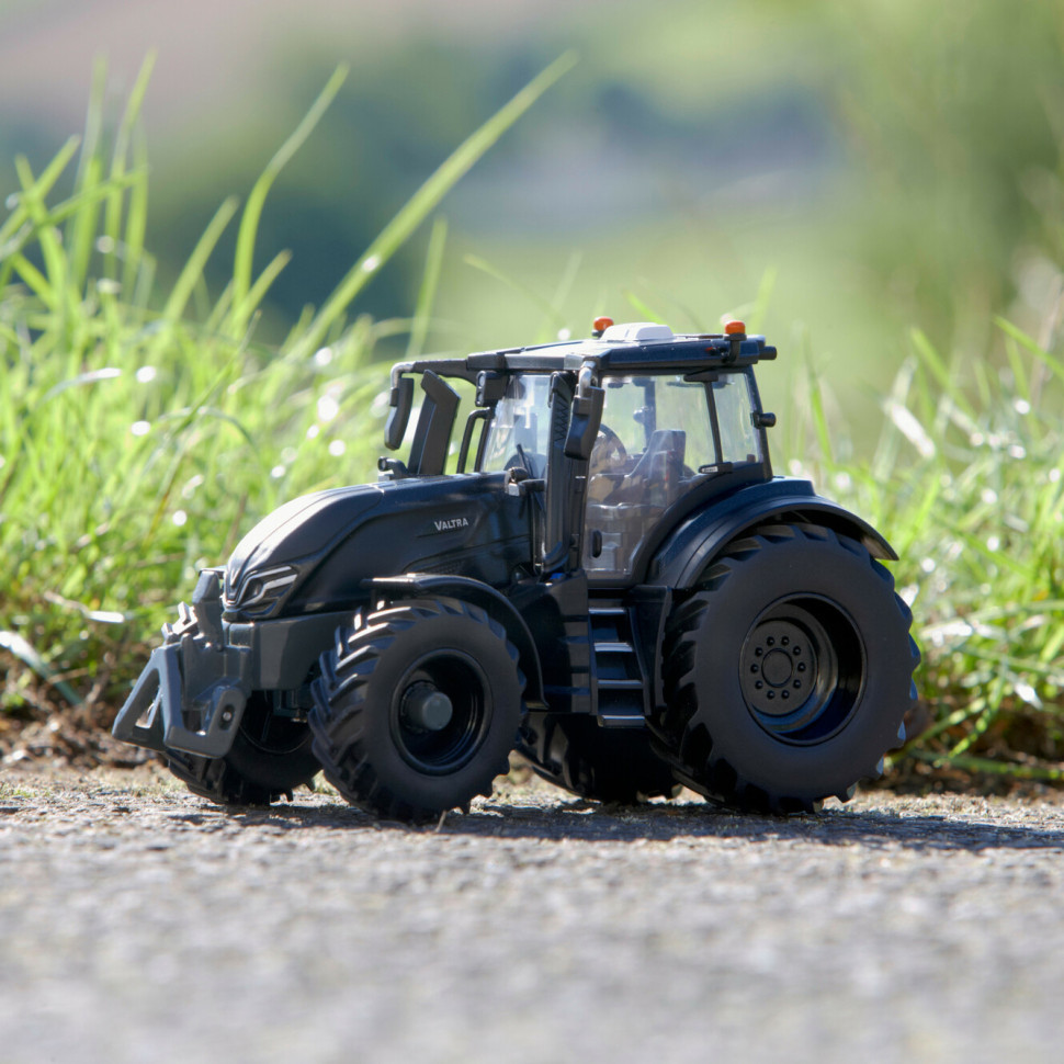Модель Трактор Valtra Q305 Britains 43309B масштаб 1:32