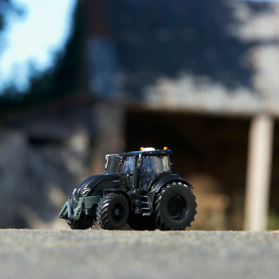 Модель Трактор Valtra Q305 Britains 43309B масштаб 1:32