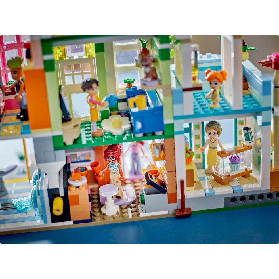 Конструктор LEGO Friends Хартлейк-Сити. Квартиры и магазины 42670, 2040 деталей
