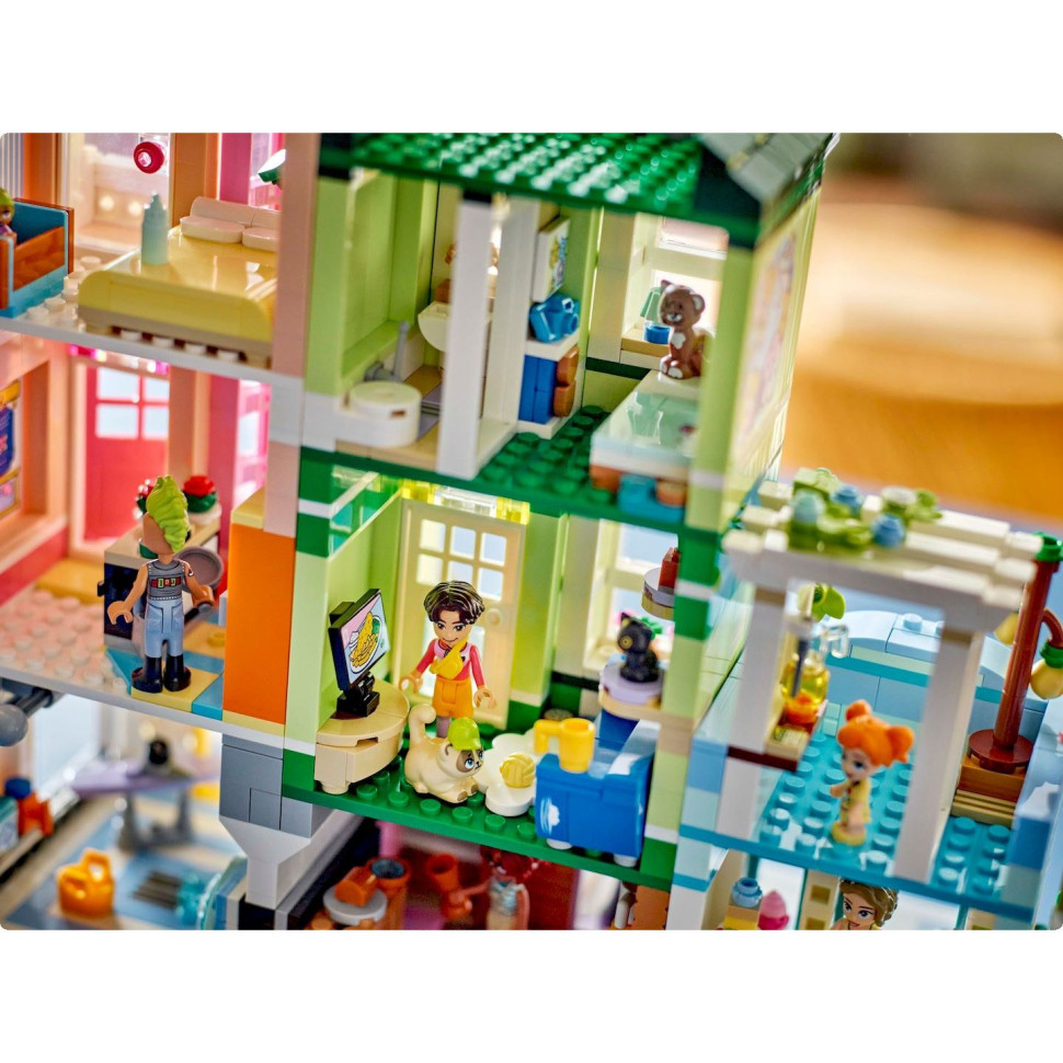 Конструктор LEGO Friends Хартлейк-Сити. Квартиры и магазины 42670, 2040 деталей