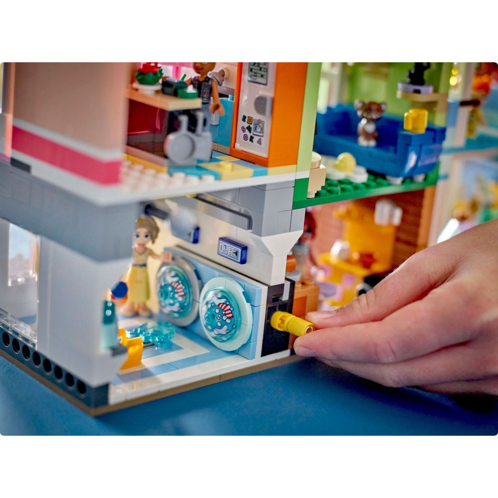Конструктор LEGO Friends Хартлейк-Сити. Квартиры и магазины 42670, 2040 деталей