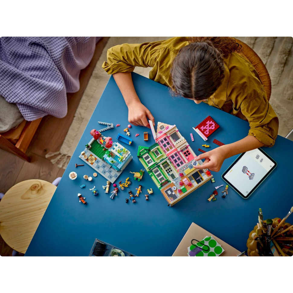 Конструктор LEGO Friends Хартлейк-Сити. Квартиры и магазины 42670, 2040 деталей