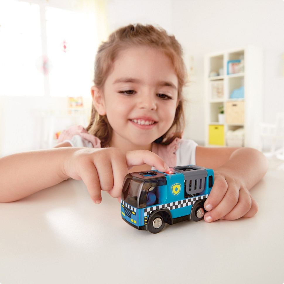 Игрушечный полицейский автомобиль Hape E3738 с фигурками