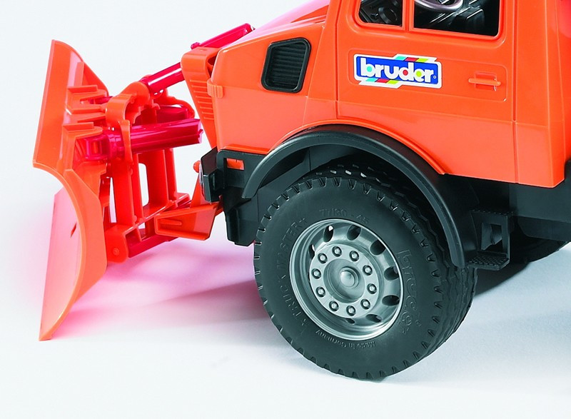Машинки модельки Снігоприбиральний автомобіль MB Unimog, М1: 16 02 572