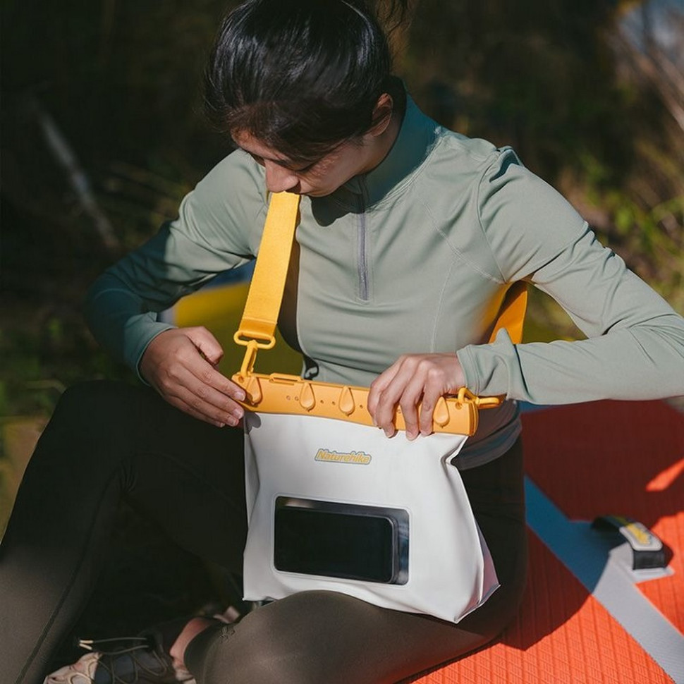 Водонепроницаемая сумка CNK2300BS016 Naturehike 6976023924941 желтая 2,6 л