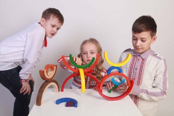 Дитячі дерев'яні пірамідки 