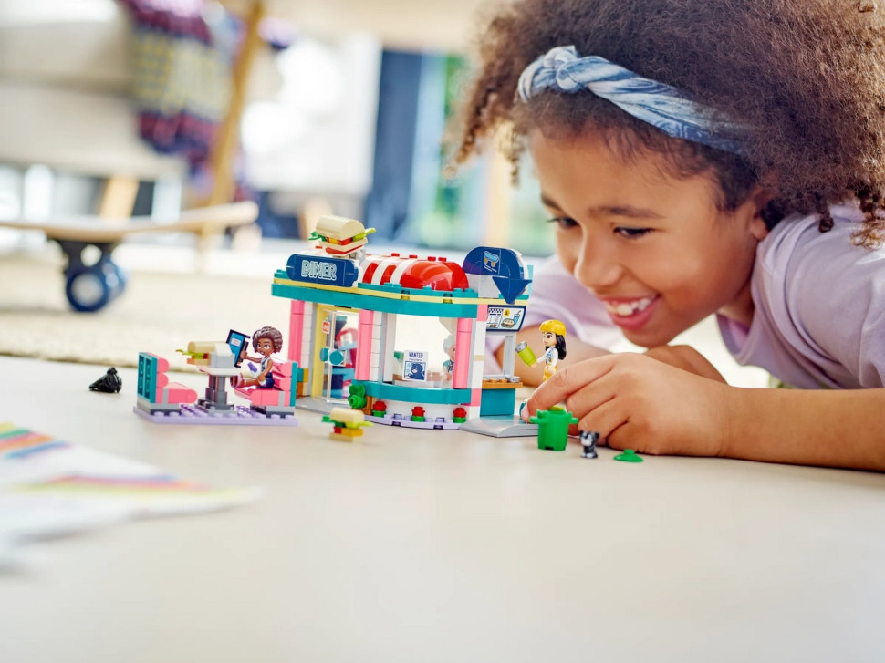 Конструктор LEGO Friends Хартлейк Сити: ресторанчик в центре города 41728