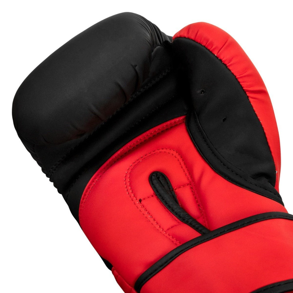 Боксерские перчатки Boxing Guts and Glory TITLE GGBG M BK/RD 12 унций (бинты в комплекте)
