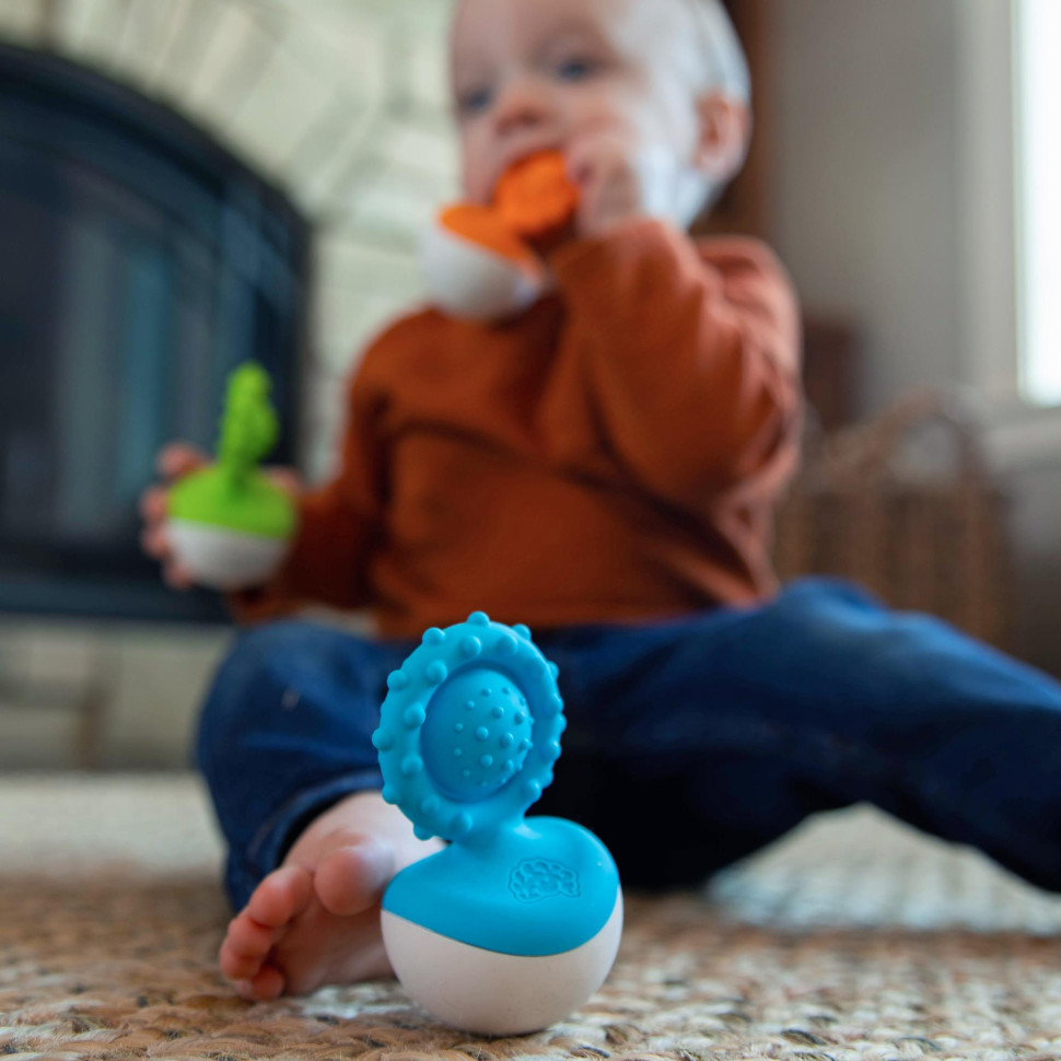 Прорізувач-неваляшка Dimpl wobl Fat Brain Toys FA217-4 блакитний