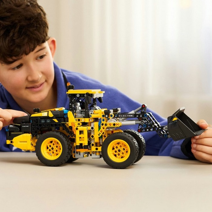 Конструктор Technic Колесный погрузчик Volvo L120 Electric LEGO 42209, 973 детали