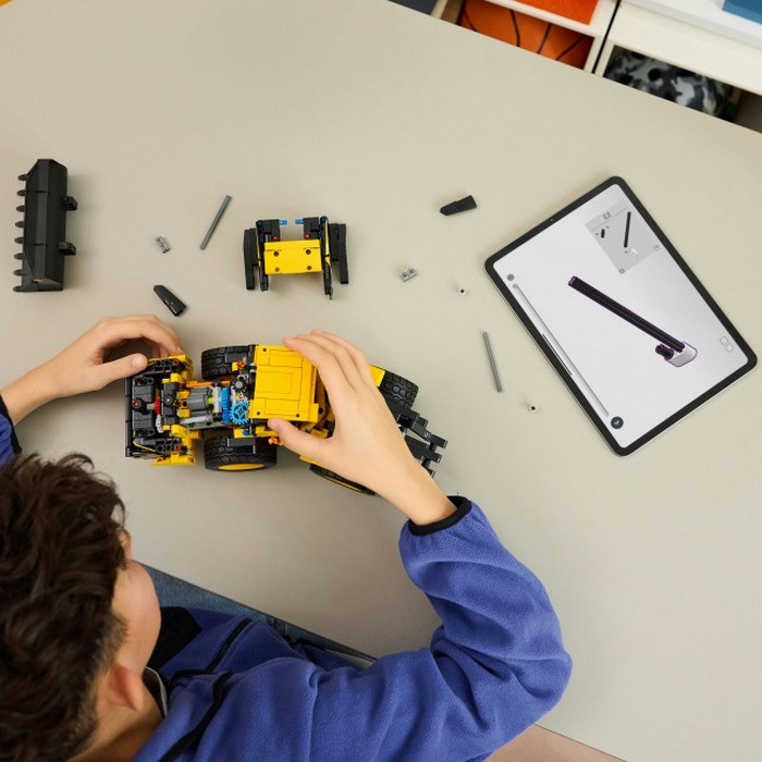 Конструктор Technic Колесный погрузчик Volvo L120 Electric LEGO 42209, 973 детали