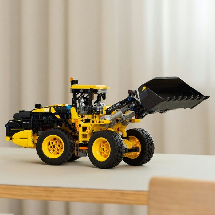 Конструктор Technic Колесный погрузчик Volvo L120 Electric LEGO 42209, 973 детали