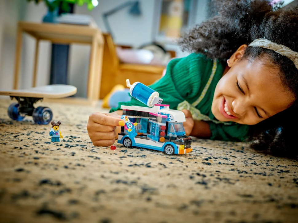 Конструктор LEGO City Веселый фургон пингвина 60384