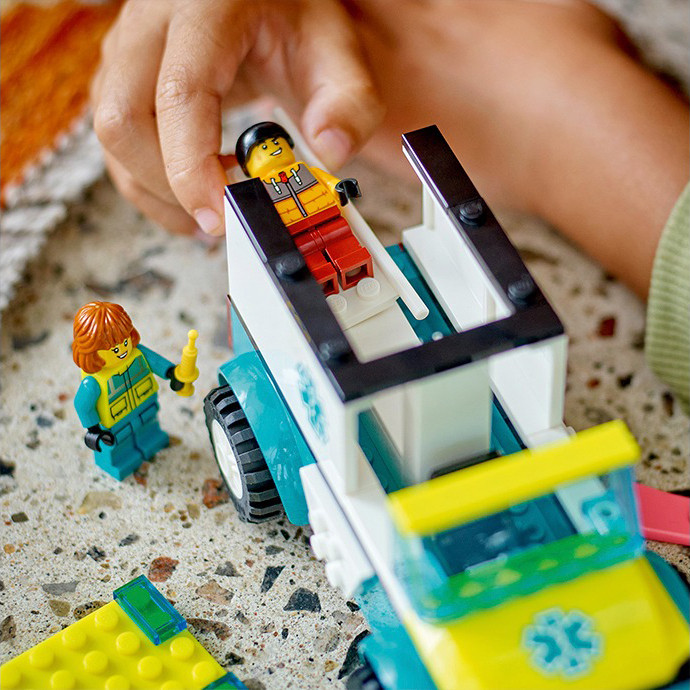 Конструктор Lego City Карета скорой помощи и сноубордист 60403, 79 деталей