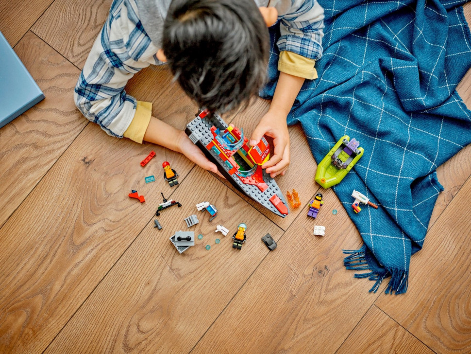Конструктор LEGO City Лодка пожарной бригады 60373