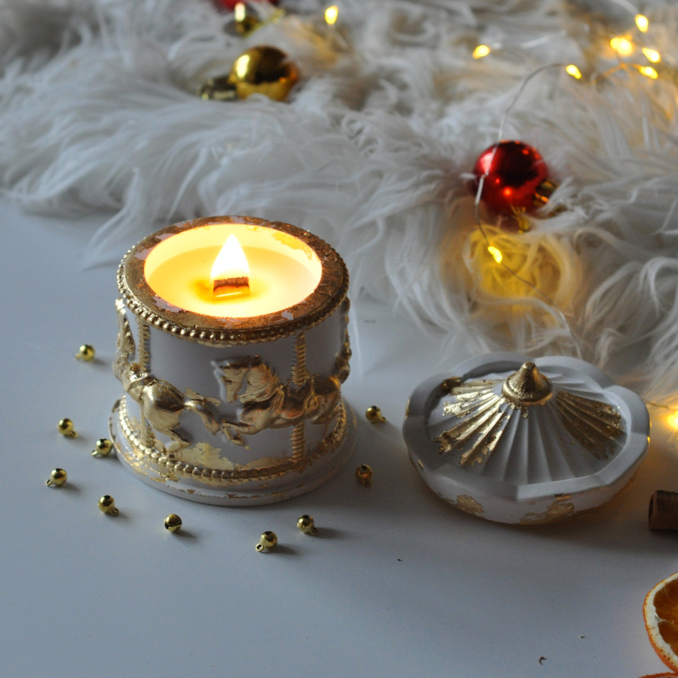 Новогодняя свеча ручной роботы из соевого воска 