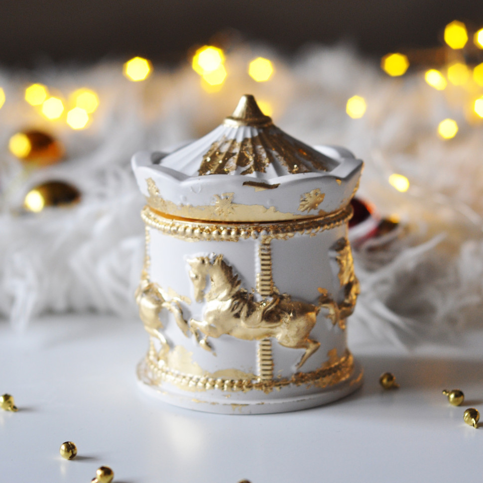 Новогодняя свеча ручной роботы из соевого воска 