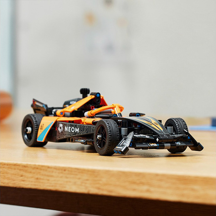 Конструктор LEGO Technic Автомобиль для гонки NEOM McLaren Formula E 42169, 452 детали