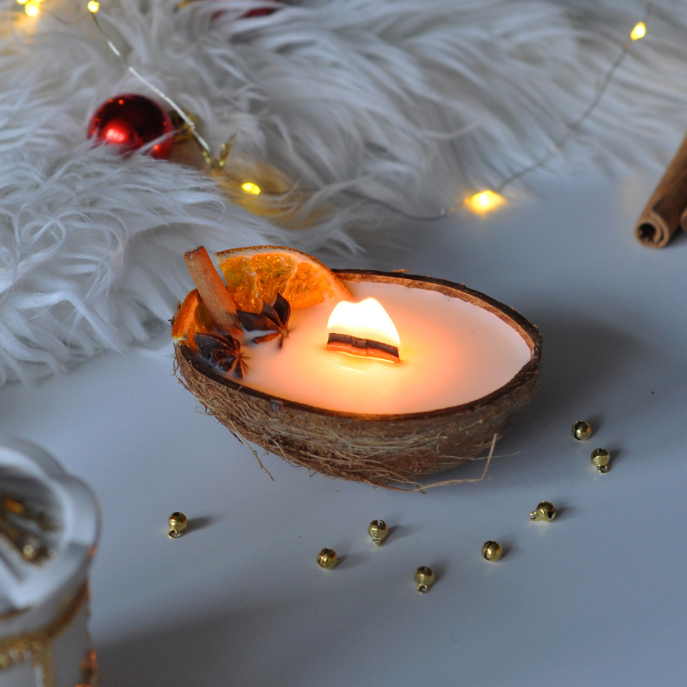 Новогодняя свеча ручной роботы из соевого воска 