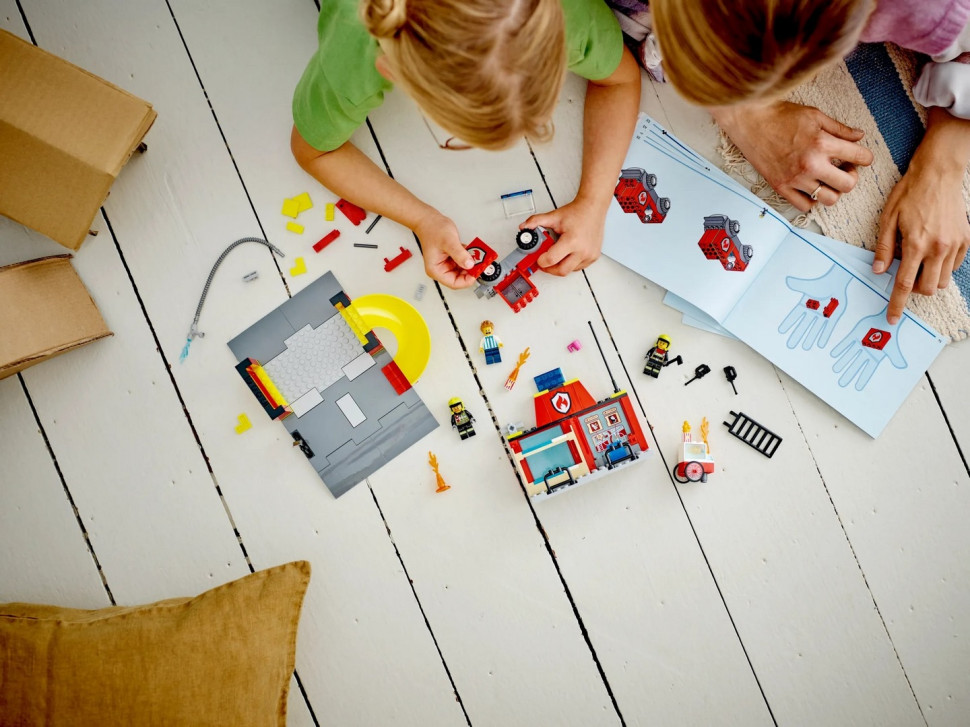 Конструктор LEGO City Пожежне депо та пожежна машина 60375