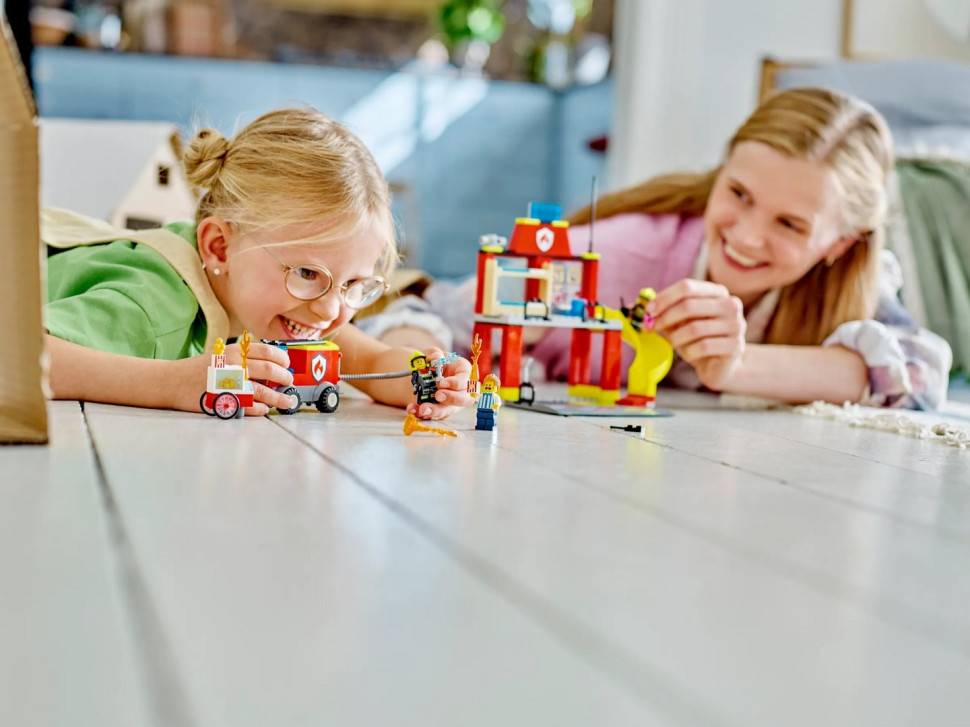 Конструктор LEGO City Пожежне депо та пожежна машина 60375