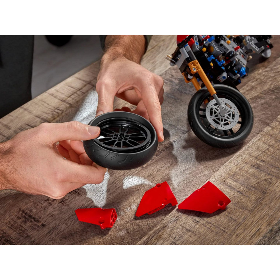 Конструктор LEGO Technic Ducati Panigale V4 R 42107