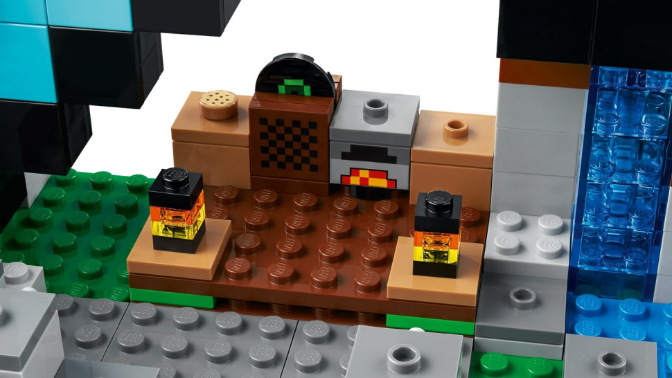 Конструктор LEGO Minecraft Форпост с мечом 21244