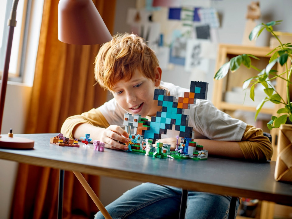 Конструктор LEGO Minecraft Форпост с мечом 21244